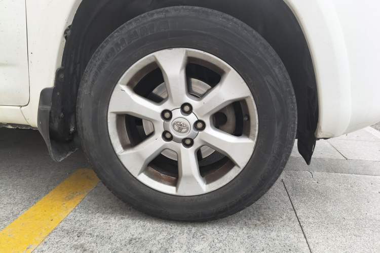 Used Toyota RAV4 2009 2.4L Automatic Luxury Edition Right Front Wheel Hub