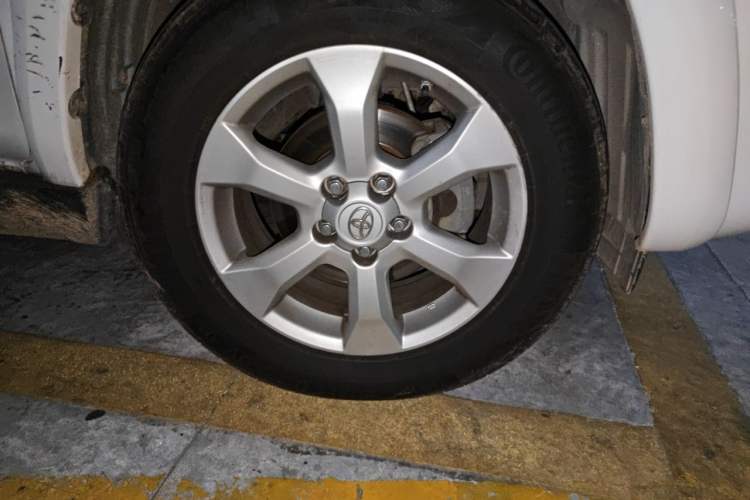 Used Toyota RAV4 2009 2.4L Automatic Luxury Edition Right Front Wheel Hub