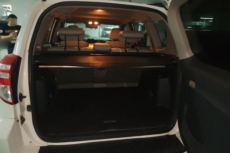 Used Toyota RAV4 2009 2.4L Automatic Luxury Edition Trunk