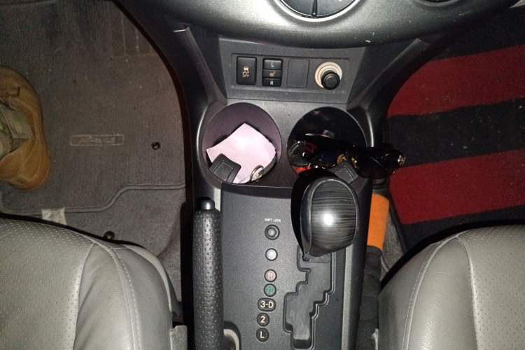 Used Toyota RAV4 2009 2.4L Automatic Luxury Edition Gear Lever