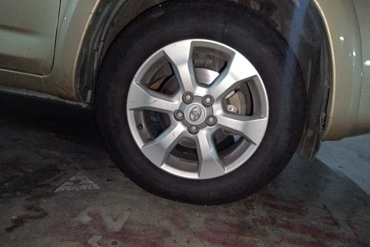 Used Toyota RAV4 2009 2.4L Automatic Luxury Edition Right Front Wheel Hub
