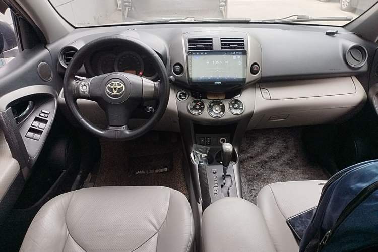 Used Toyota RAV4 2010 2.4L Automatic Deluxe Upgrade Edition Center Console