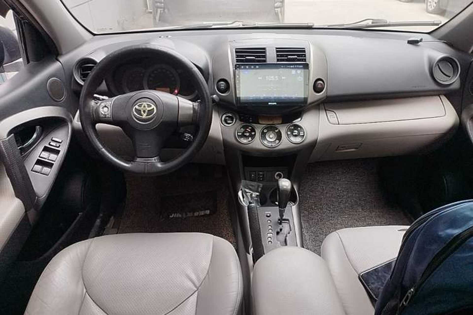 Used Toyota RAV4 2010 2.4L Automatic Deluxe Upgrade Edition Center Console