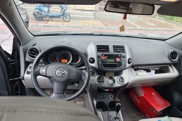 Used Toyota RAV4 2010 2.4L Automatic Deluxe Upgrade Edition Center Console