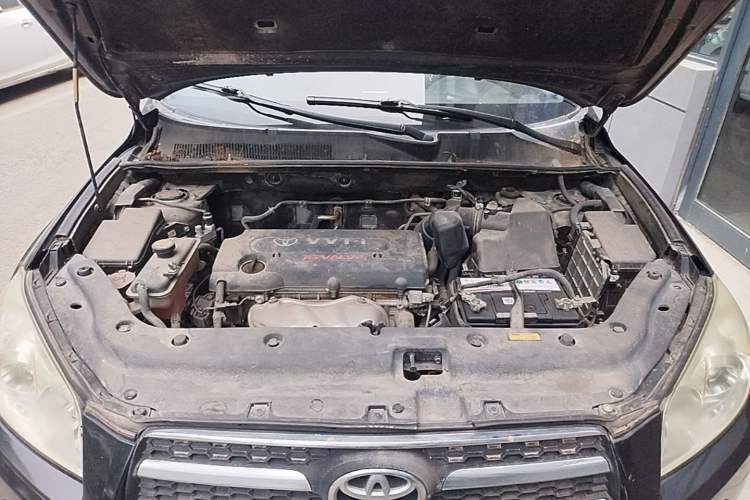 Used Toyota RAV4 2010 2.4L Automatic Deluxe Upgrade Edition Engine Bay
