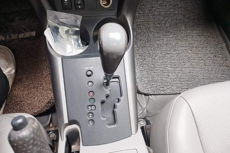 Used Toyota RAV4 2010 2.4L Automatic Deluxe Upgrade Edition Gear Lever