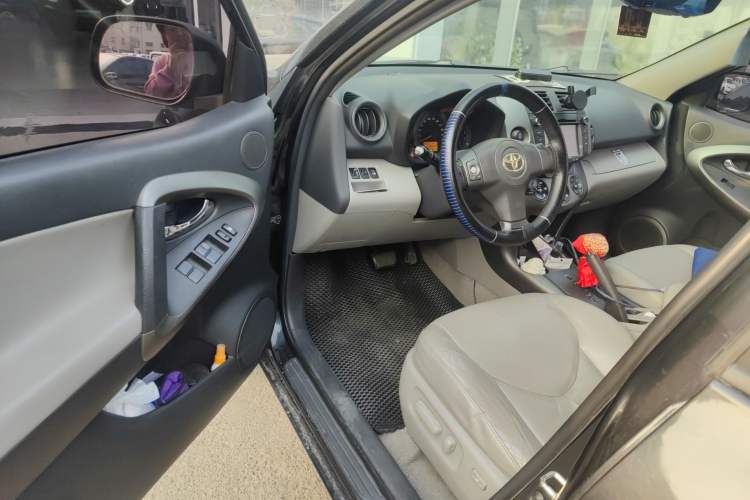 Used Toyota RAV4 2010 2.4L Automatic Deluxe Upgrade Edition Interior 3