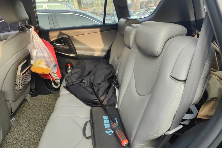 Used Toyota RAV4 2010 2.4L Automatic Deluxe Upgrade Edition Interior 4