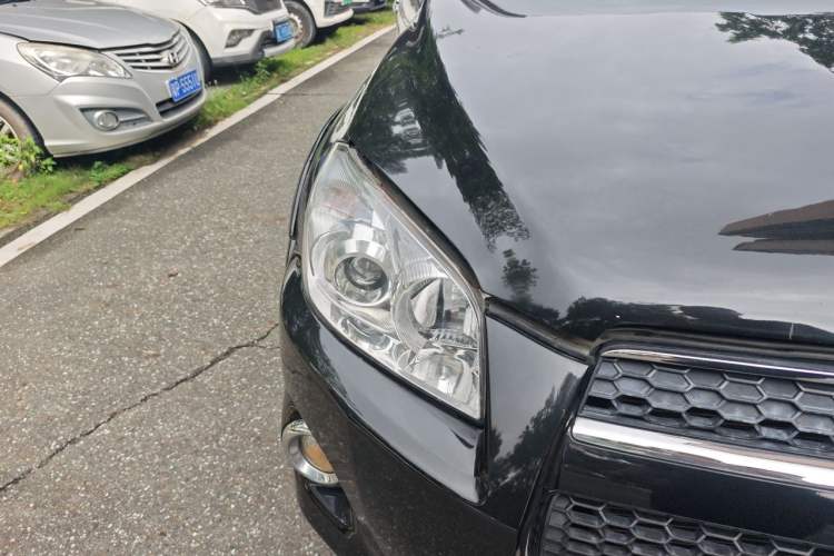 Used Toyota RAV4 2010 2.4L Automatic Deluxe Upgrade Edition Right Front Headlight