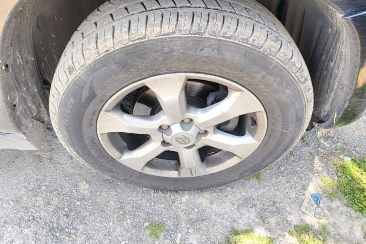 Used Toyota RAV4 2010 2.4L Automatic Deluxe Upgrade Edition Right Front Wheel Hub