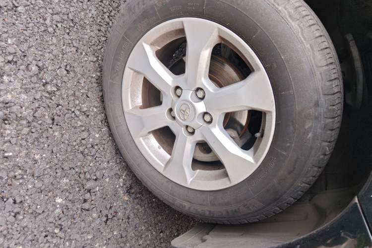 Used Toyota RAV4 2010 2.4L Automatic Deluxe Upgrade Edition Right Front Wheel Hub