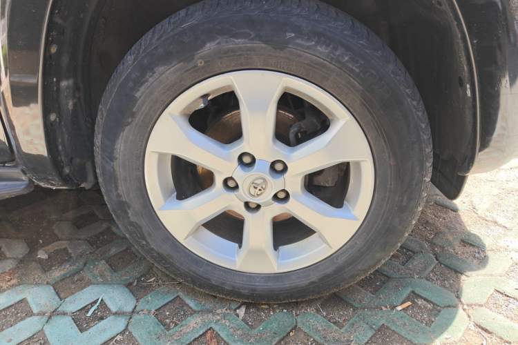 Used Toyota RAV4 2010 2.4L Automatic Deluxe Upgrade Edition Right Front Wheel Hub