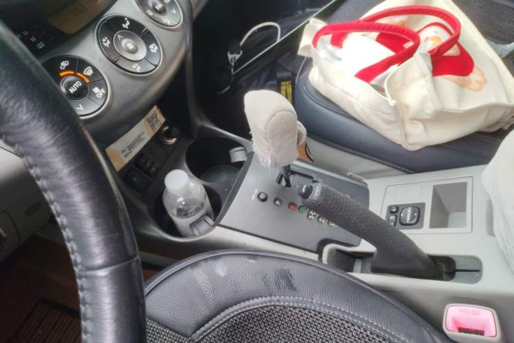 Used Toyota RAV4 2010 2.4L Automatic Deluxe Upgrade Edition Gear Lever