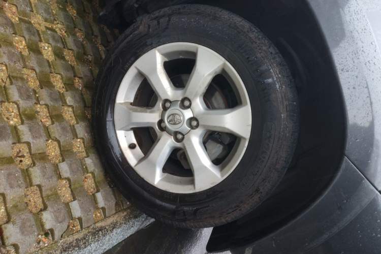 Used Toyota RAV4 2010 2.4L Automatic Deluxe Upgrade Edition Right Front Wheel Hub
