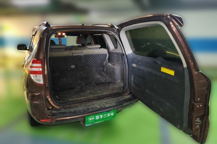 Used Toyota RAV4 2010 2.0L Automatic Deluxe Upgrade Edition Trunk