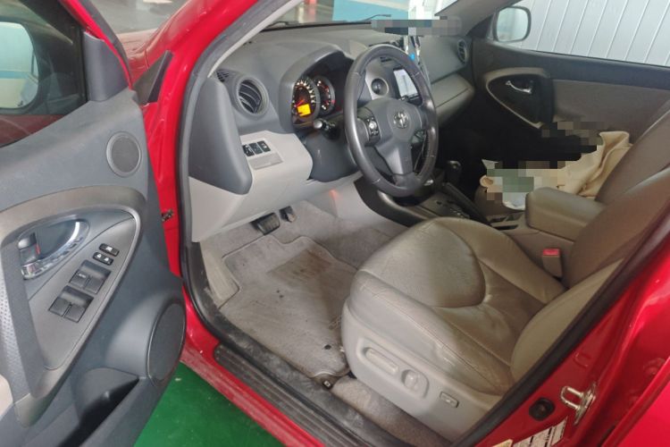 Used Toyota RAV4 2010 2.4L Automatic Deluxe Upgrade Edition Interior 3