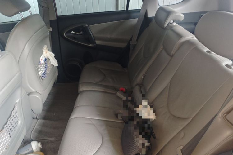 Used Toyota RAV4 2010 2.4L Automatic Deluxe Upgrade Edition Interior 4