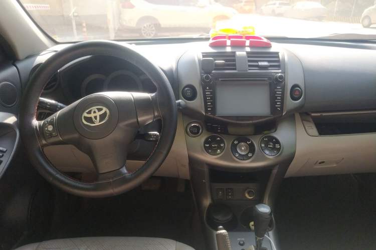 Used Toyota RAV4 2010 2.4L Automatic Deluxe Upgrade Edition Center Console