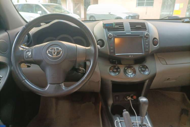 Used Toyota RAV4 2010 2.0L Automatic Deluxe Upgrade Edition Center Console