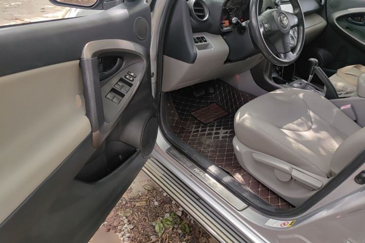 Used Toyota RAV4 2010 2.0L Automatic Deluxe Upgrade Edition Driver Seat