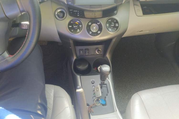 Used Toyota RAV4 2010 2.4L Automatic Deluxe Upgrade Edition Gear Lever