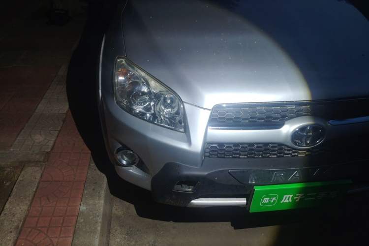 Used Toyota RAV4 2010 2.4L Automatic Deluxe Upgrade Edition Right Front Headlight