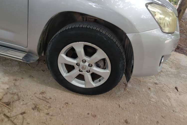 Used Toyota RAV4 2010 2.0L Automatic Deluxe Upgrade Edition Right Front Wheel Hub