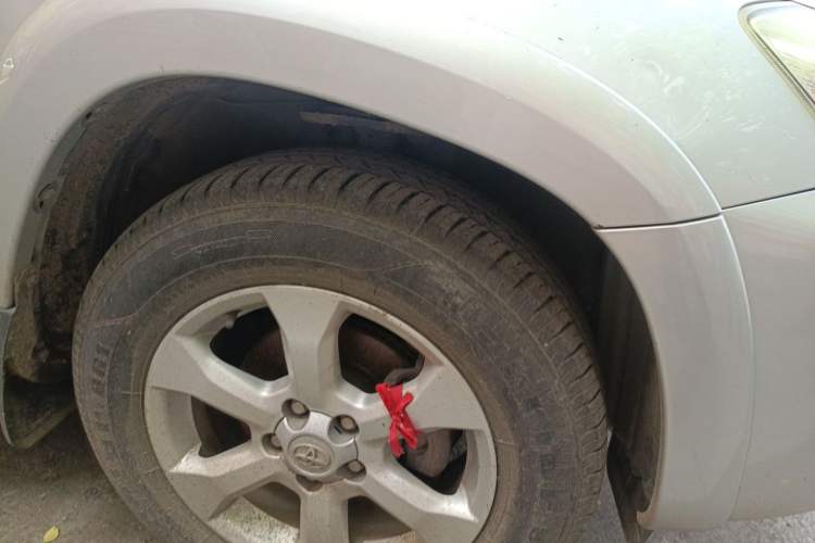 Used Toyota RAV4 2010 2.4L Automatic Deluxe Upgrade Edition Right Front Wheel Hub