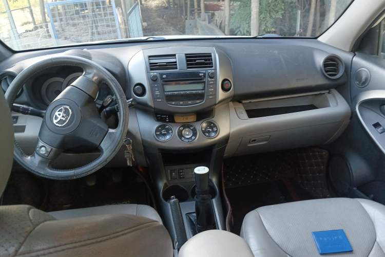 Used Toyota RAV4 2010 2.0L Manual Deluxe Upgrade Center Console