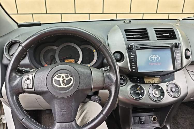 Used Toyota RAV4 2010 2.4L Automatic Deluxe Upgrade Edition Center Console