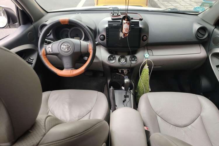Used Toyota RAV4 2010 2.0L Automatic Deluxe Upgrade Edition Center Console
