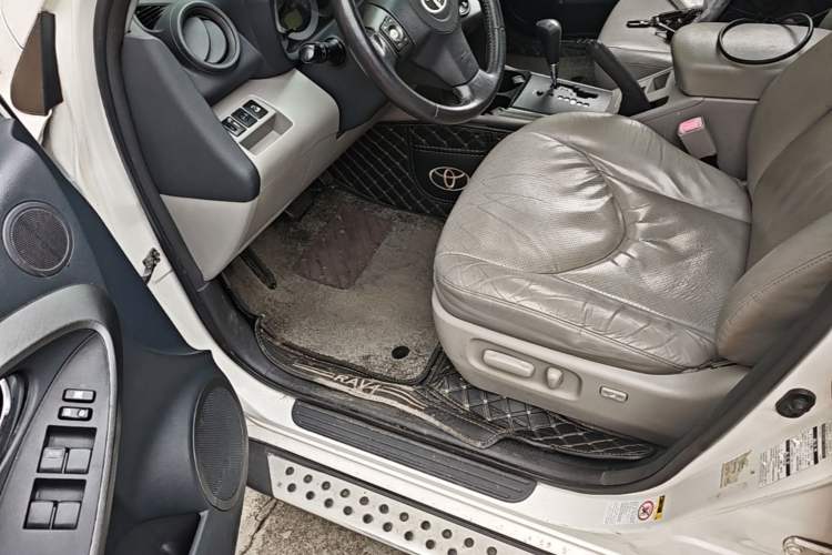 Used Toyota RAV4 2010 2.4L Automatic Deluxe Upgrade Edition Driver Seat