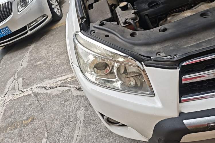 Used Toyota RAV4 2010 2.4L Automatic Deluxe Upgrade Edition Right Front Headlight
