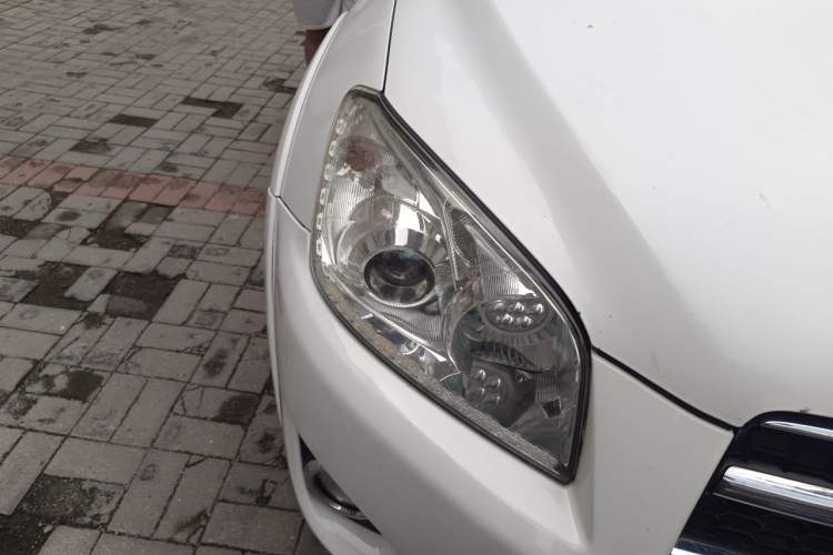 Used Toyota RAV4 2010 2.4L Automatic Deluxe Upgrade Edition Right Front Headlight