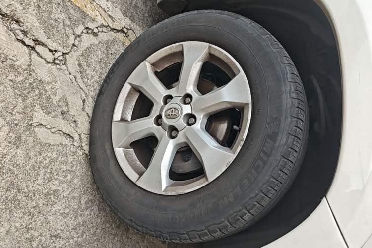 Used Toyota RAV4 2010 2.4L Automatic Deluxe Upgrade Edition Right Front Wheel Hub