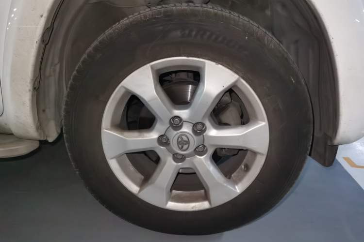 Used Toyota RAV4 2010 2.4L Automatic Deluxe Upgrade Edition Right Front Wheel Hub