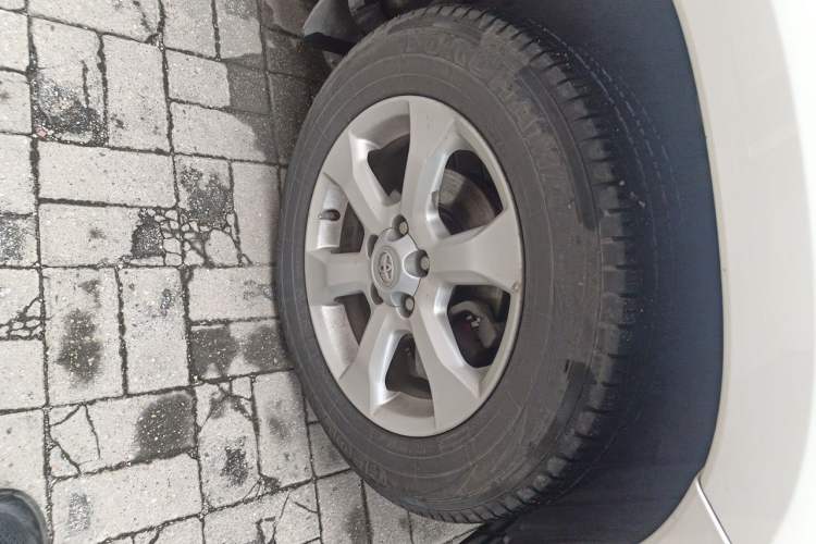 Used Toyota RAV4 2010 2.4L Automatic Deluxe Upgrade Edition Right Front Wheel Hub