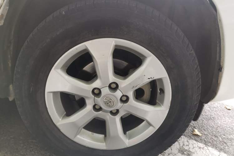 Used Toyota RAV4 2010 2.0L Automatic Deluxe Upgrade Edition Right Front Wheel Hub