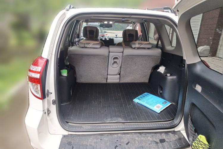 Used Toyota RAV4 2010 2.4L Automatic Deluxe Upgrade Edition Trunk