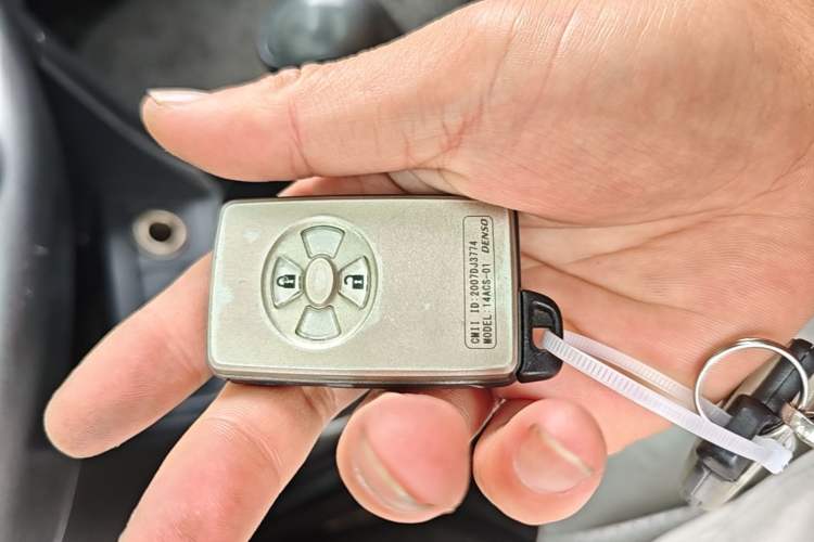 Used Toyota RAV4 2010 2.4L Automatic Deluxe Upgrade Edition Vehicle Key