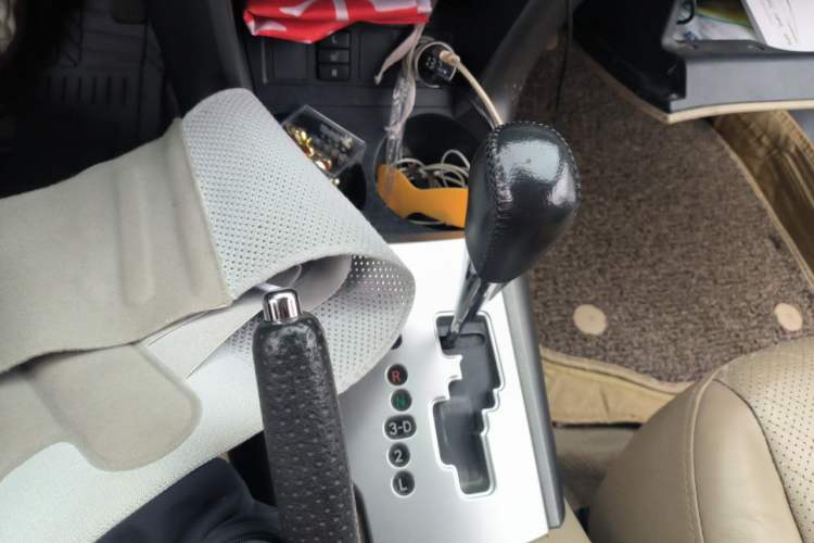 Used Toyota RAV4 2011 2.4L Automatic 4x4 Luxury Edition Gear Lever