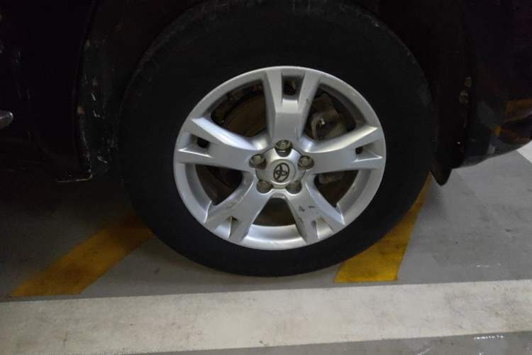 Used Toyota RAV4 2011 2.0L Automatic Luxury Edition Right Front Wheel Hub