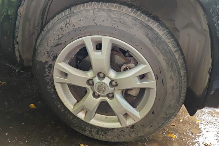 Used Toyota RAV4 2011 2.0L Automatic 4x4 Edition Right Front Wheel Hub