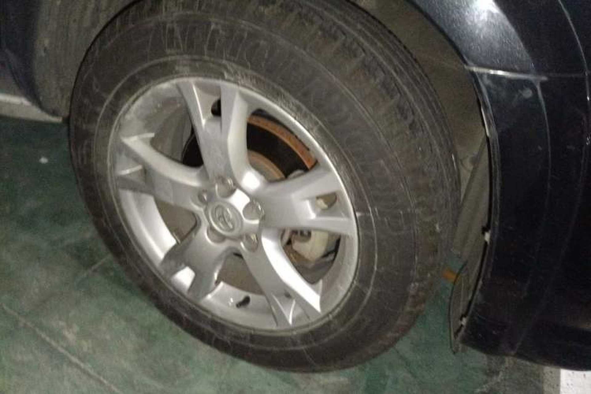 Used Toyota RAV4 2011 2.4L Automatic 4x4 Luxury Edition Right Front Wheel Hub