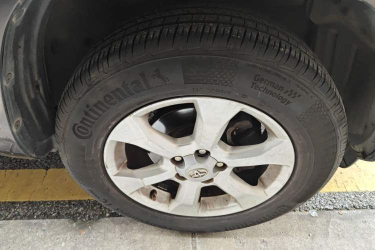 Used Toyota RAV4 2011 2.0L Automatic Classic Edition Right Front Wheel Hub