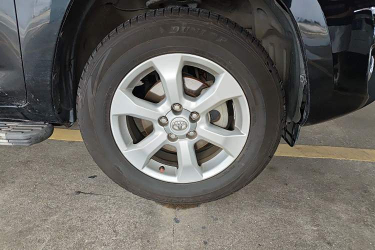 Used Toyota RAV4 2011 2.0L Automatic Classic Edition Right Front Wheel Hub