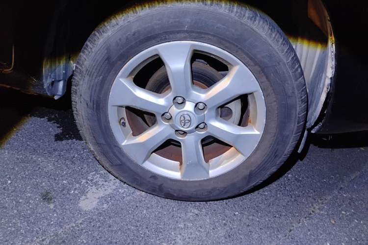 Used Toyota RAV4 2011 2.0L Automatic Classic Edition Right Front Wheel Hub