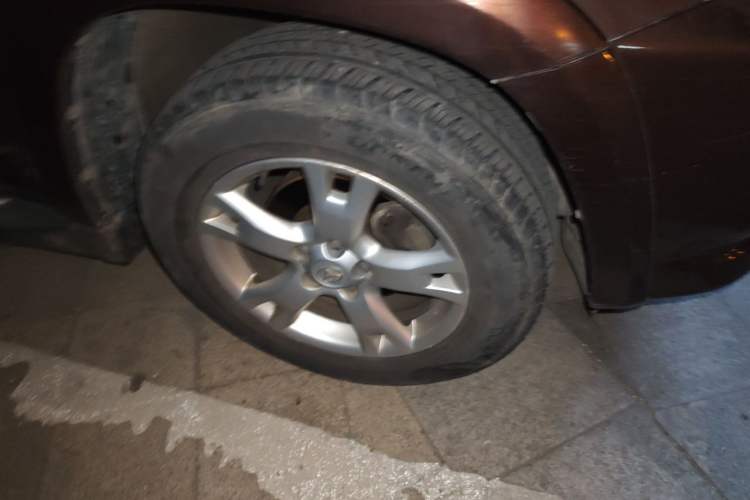 Used Toyota RAV4 2011 2.4L Automatic 4x4 Luxury Edition Right Front Wheel Hub