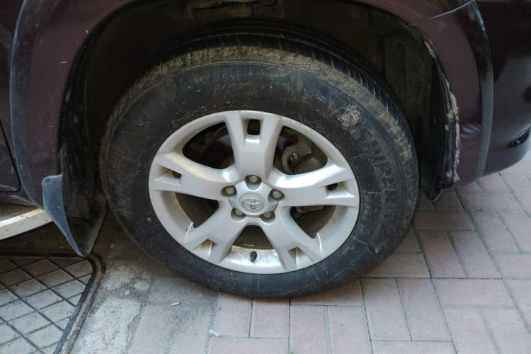 Used Toyota RAV4 2011 2.4L Automatic 4x4 Supreme Edition Right Front Wheel Hub