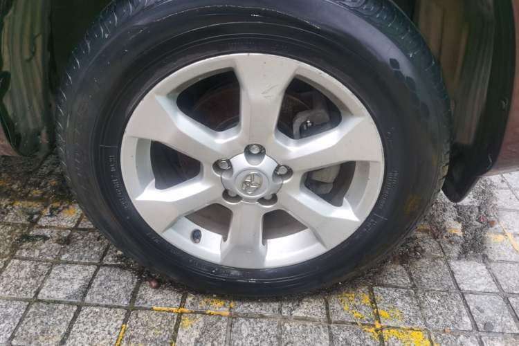 Used Toyota RAV4 2011 2.0L Automatic Classic Edition Right Front Wheel Hub